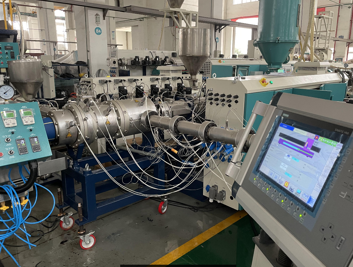 Teknologi CoExtrusion PE Tiga lapisan Coextrusion Pipe Equipment